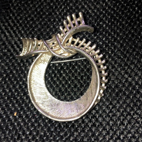 Elegant Silver Brooch with Bow Design - Picture 1 of 5